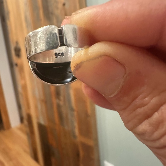 Elegant Silver Ring - Picture 4 of 5